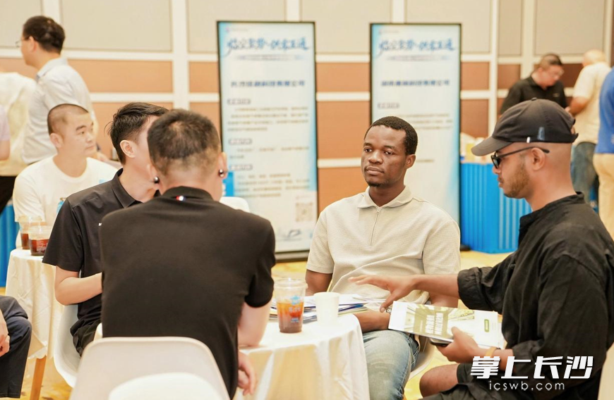 国际友人与企业代表进行洽谈。