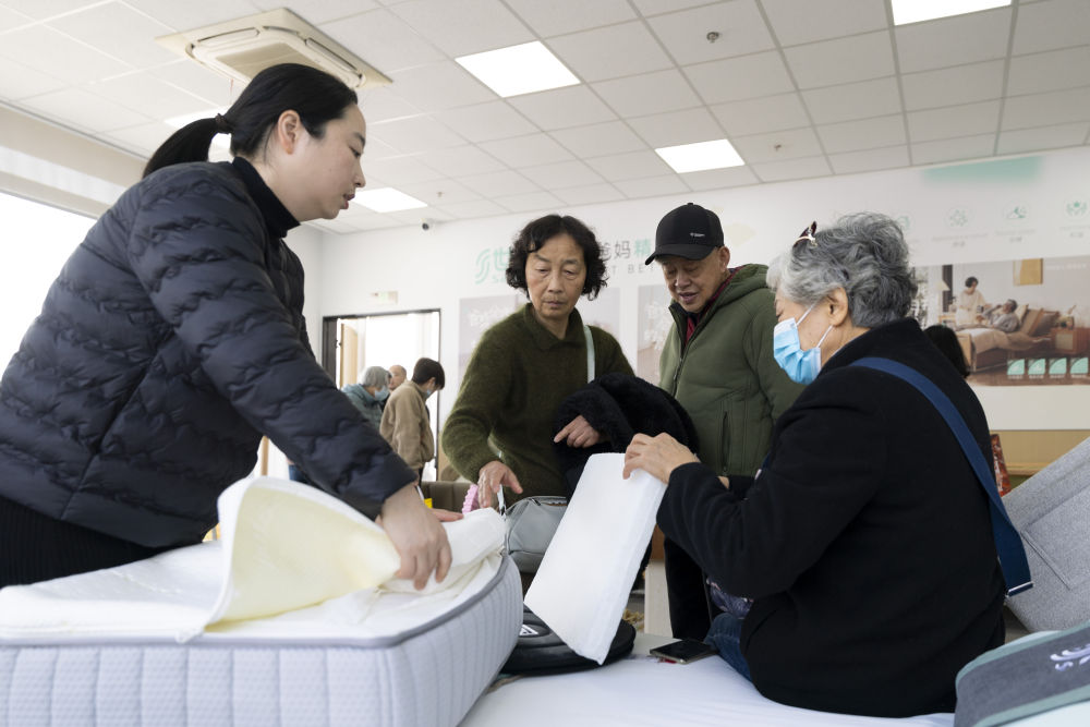 2026年1月15日，顾客在上海银发商店咨询适老化产品。新华社记者 王翔 摄