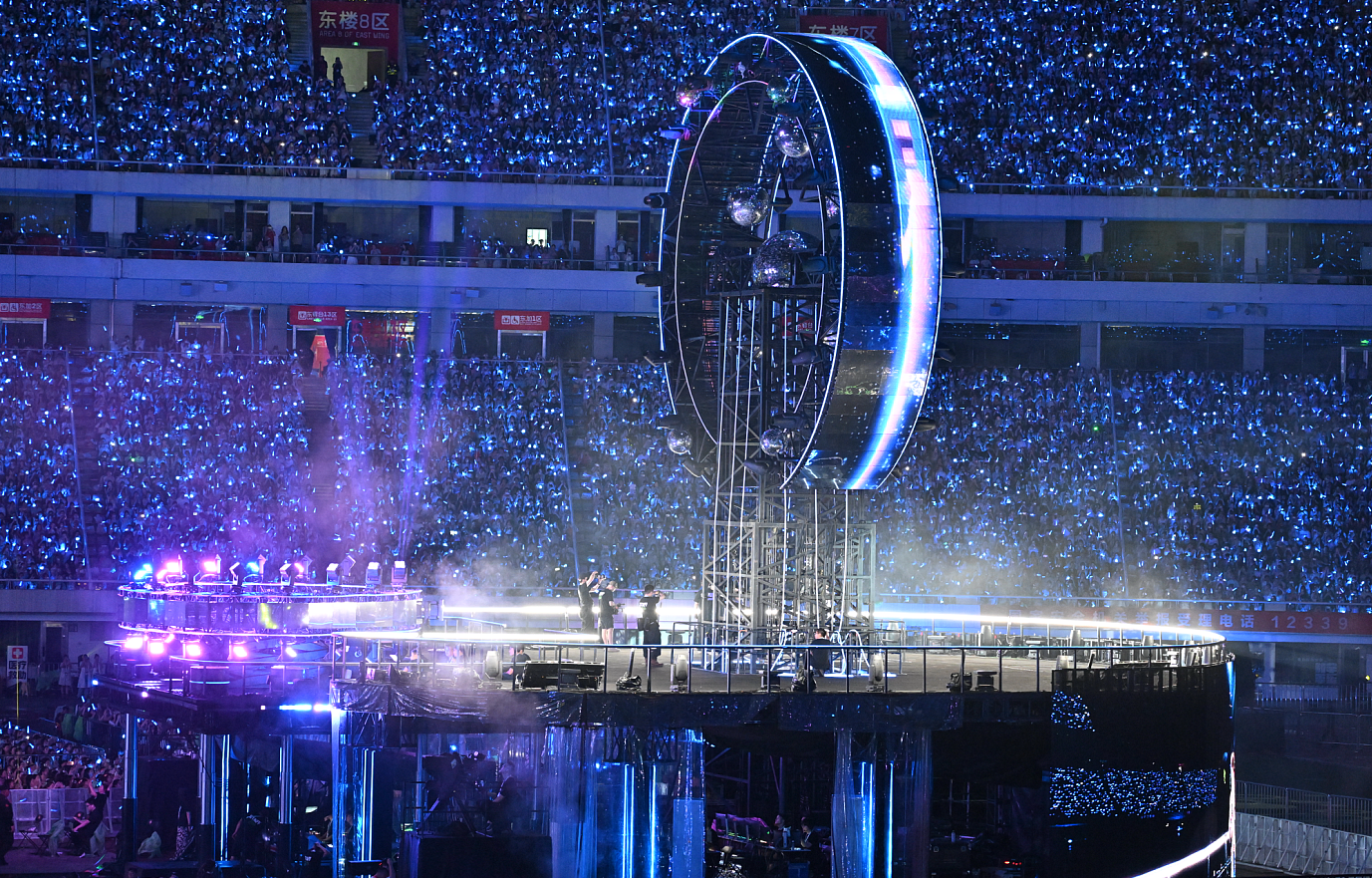 8月8日，长沙迎来演艺市场的“超级周末”。图为王源演唱会现场。