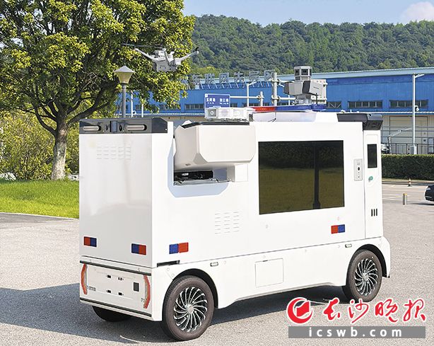近日，湖南省首台“空地一体”无人巡逻车在长沙亮相，构建“地面巡逻+空中侦察”立体安防模式。长沙晚报通讯员 彭欣婧 供图