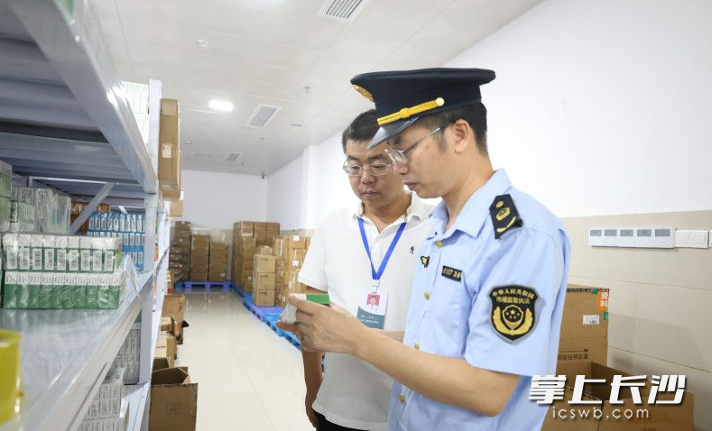 检查现场。均为胡欢欢 摄