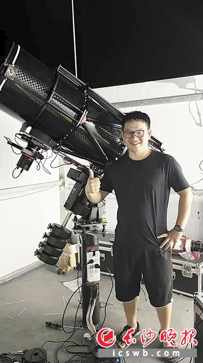 曹军和他的星空观测设备。