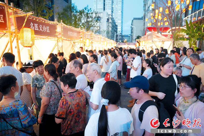 由湖南中医药大学第二附属医院举办的“2026年湖湘仲景中医药文化夜市”在天心区碧湘楚巷启幕。长沙晚报全媒体记者 林暘 通讯员 陈安妮 摄影报道