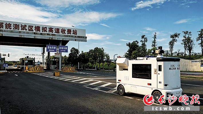 湖南省首台“空地一体”无人巡逻车正式落地投运。该车具备L4级自动驾驶能力,可让传统巡逻范围扩大10倍以上。长沙晚报全媒体记者 陈飞 摄