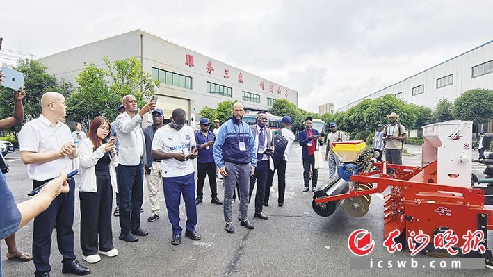 在长沙桑铼特农业机械设备有限公司，非洲青年媒体人士兴致勃勃地参观现代化农机。长沙晚报全媒体记者 张禹 摄