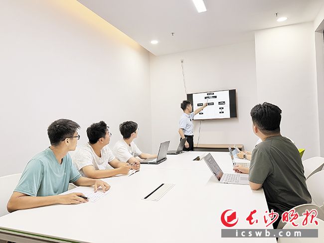 屈昭阳（站立者）和创业团队在研究工作。长沙晚报通讯员 贺喜迎 摄