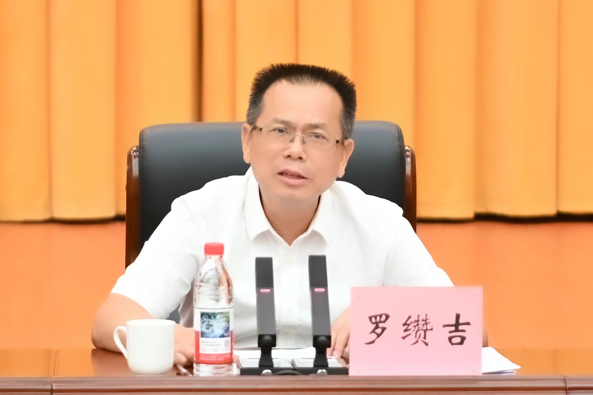 长沙市人大常委会党组书记、主任罗缵吉讲话。
