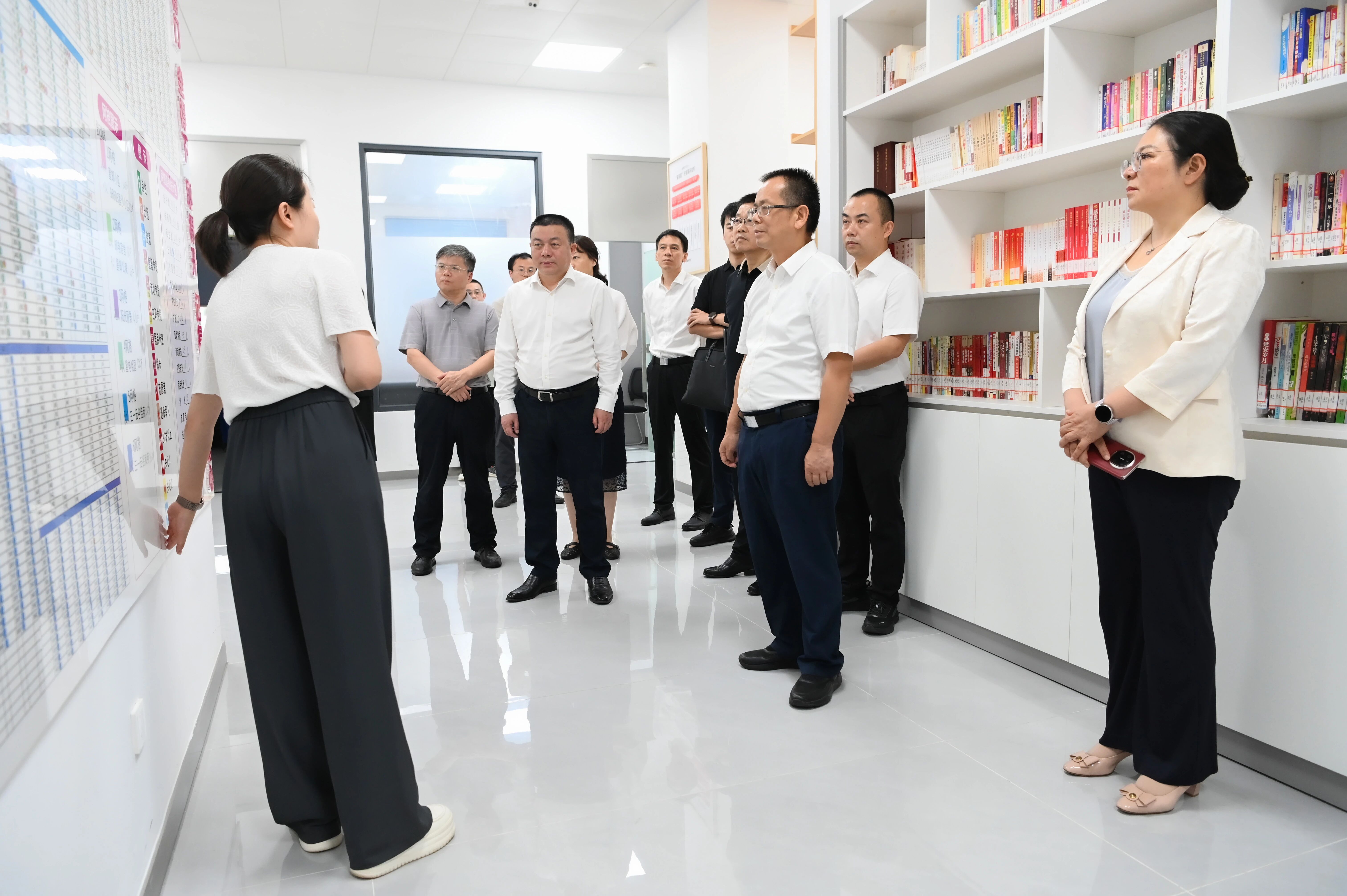 长沙市人大常委会党组书记、主任罗缵吉带队指导县乡两级人大换届选举工作。