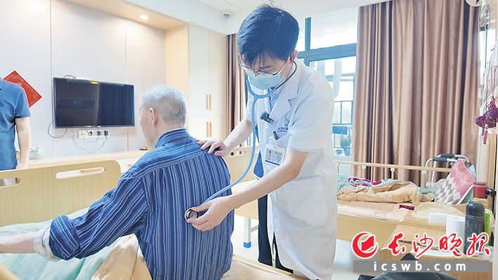 蒋志明上门为老年患者诊疗。 均为长沙晚报全媒体记者 林暘 实习生 杨龙杰 摄影报道 蒋志明上门为老年患者诊疗。 均为长沙晚报全媒体记者 林暘 实习生 杨龙杰 摄影报道
