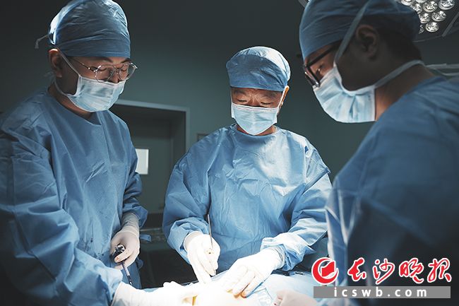 赵尚平（中）和团队成员在手术中。