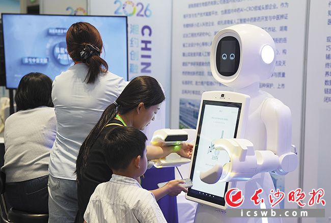 市民体验AI机器人看诊。 长沙晚报全媒体记者 林暘 摄