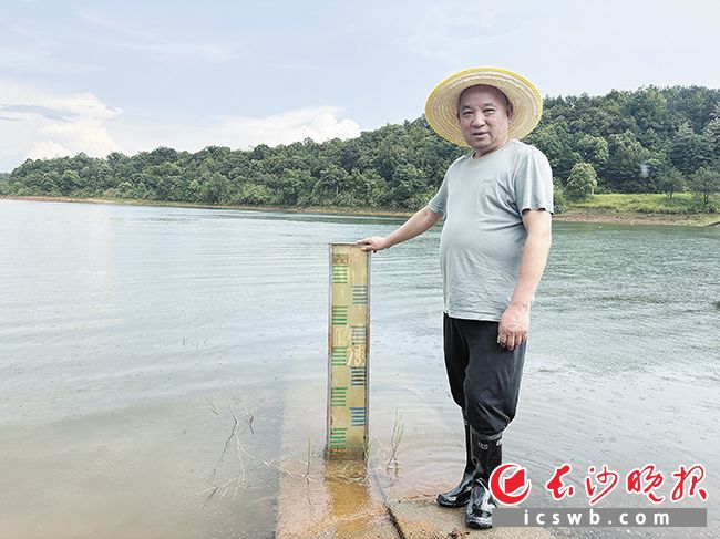 即将退休的老水利人周远加在烈日下坚守一线。长沙晚报全媒体记者 李金 摄