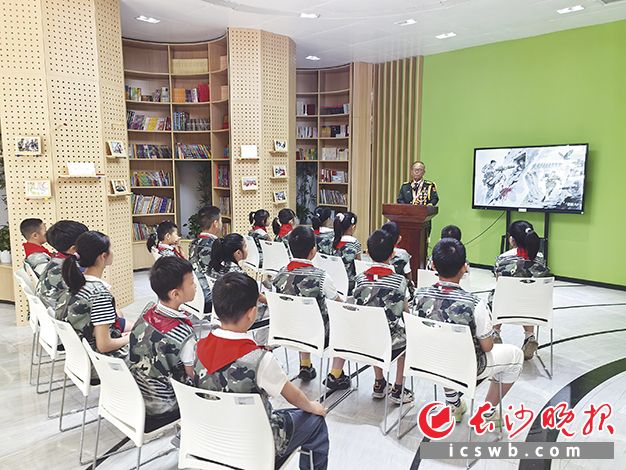 鱼水书院内,一场面向孩子们的红色思政课正在进行。 长沙晚报全媒体记者 周顺利 摄