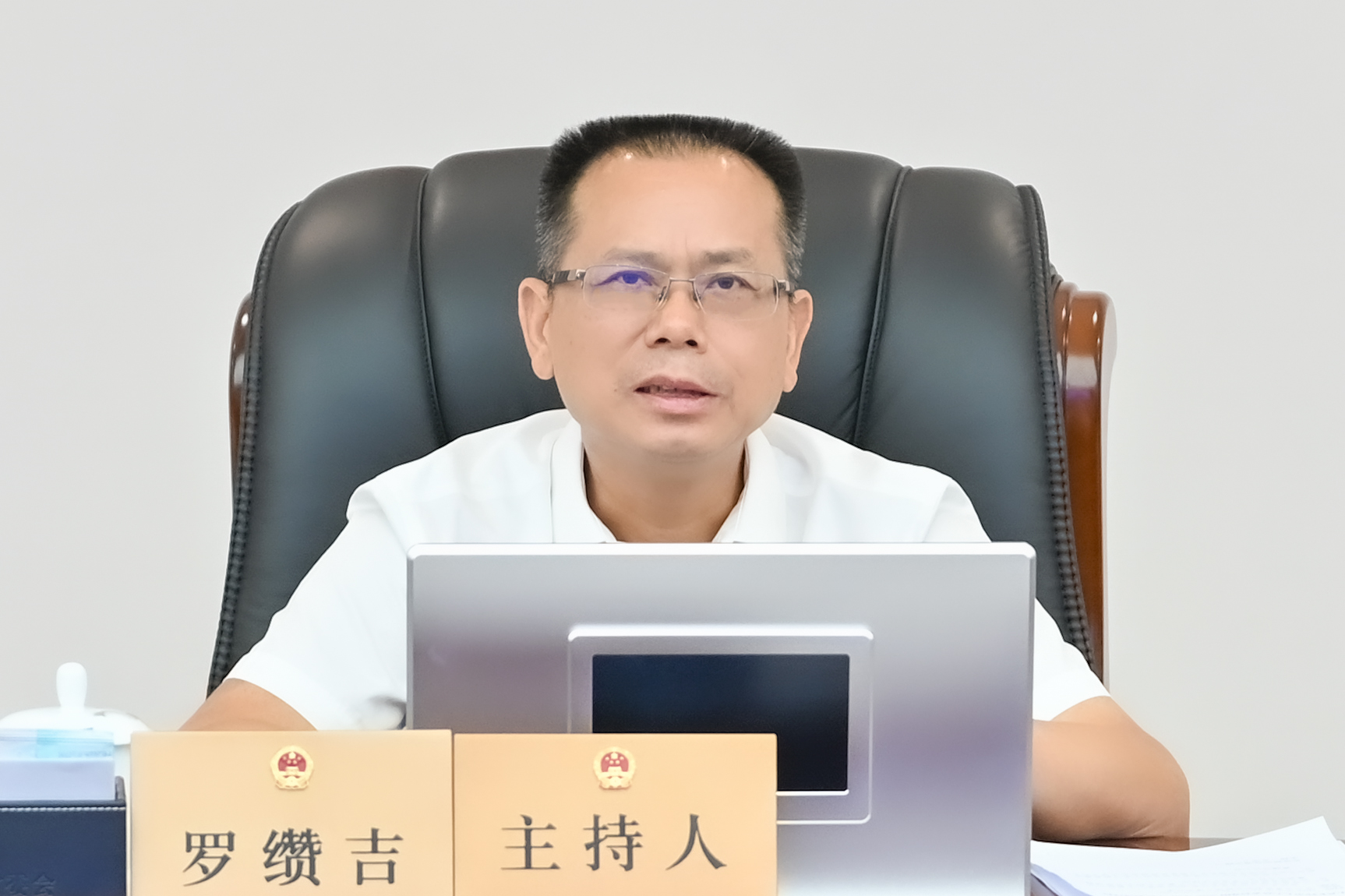 市人大常委会党组书记、主任罗缵吉讲话。
