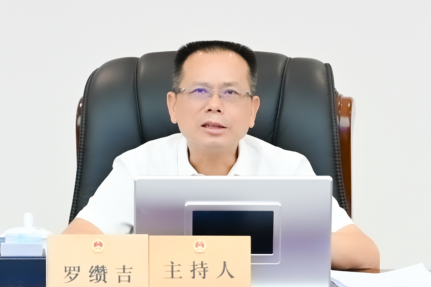 市人大常委会党组书记、主任罗缵吉讲话。
