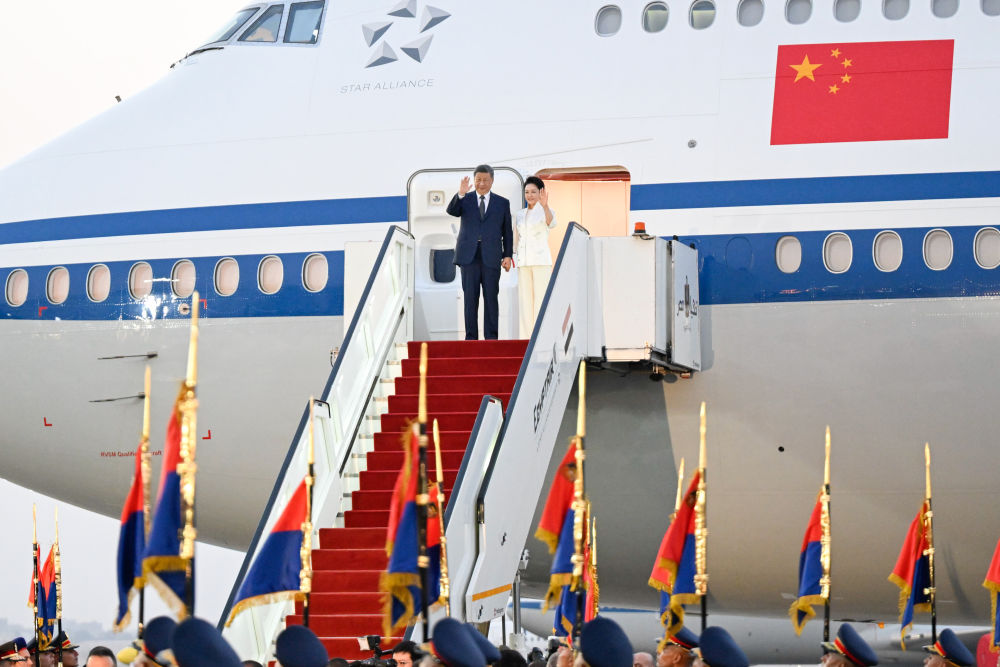 当地时间9月1日晚,国家主席习近平乘专机抵达开罗,应埃及总统塞西邀请,对埃及进行国事访问。这是习近平和夫人彭丽媛步出舱门。新华社记者 申宏 摄 当地时间9月1日晚,国家主席习近平乘专机抵达开罗,应埃及总统塞西邀请,对埃及进行国事访问。这是习近平和夫人彭丽媛步出舱门。新华社记者 申宏 摄