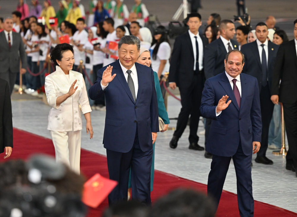 当地时间9月1日晚,国家主席习近平乘专机抵达开罗,应埃及总统塞西邀请,对埃及进行国事访问。习近平和夫人彭丽媛抵达开罗国际机场时,塞西总统夫妇到场热情迎接。新华社记者 殷博古 摄 当地时间9月1日晚,国家主席习近平乘专机抵达开罗,应埃及总统塞西邀请,对埃及进行国事访问。习近平和夫人彭丽媛抵达开罗国际机场时,塞西总统夫妇到场热情迎接。新华社记者 殷博古 摄