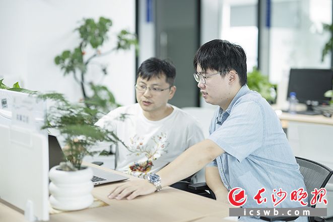 在浏阳火字印形设计有限公司的试验现场，一群跨界而来的青年，正试图用科技改写千年烟花产业的旧模样。图为陈文雄（右）和团队成员正在商讨实验方案。长沙晚报全媒体记者 黄启晴 摄