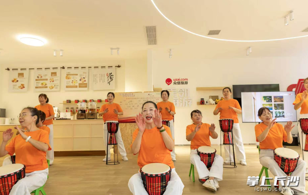欢快的非洲鼓声拉开了“美邻银发·欢乐泉塘”空间正式开放的序幕。均为刑文金 摄