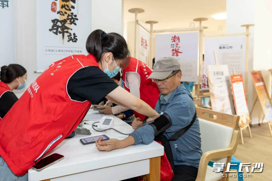 潮享康养区为居民测量血压。