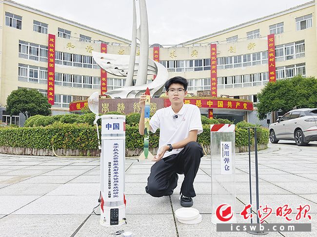 王桓睿展示自己设计制作的航天火箭模型发射装置。长沙晚报全媒体记者 张禹 摄