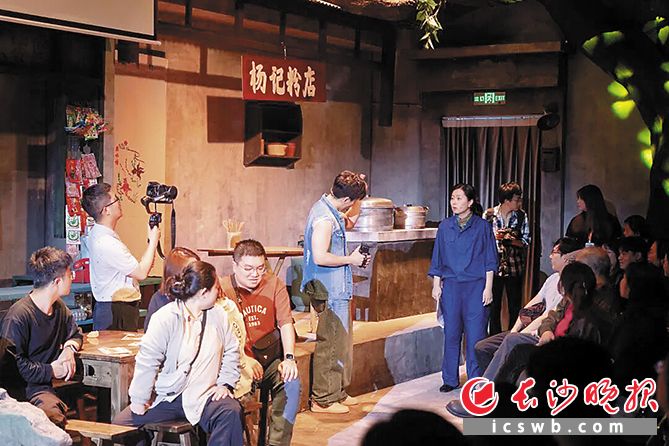 观众不再是旁观者，而是“老街坊”。后湖·戏码头供图