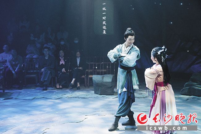 到解放东路戏剧街看《新刘海砍樵》。