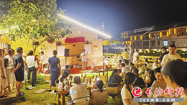 今年7月底，青创共饮堂正式开业，成为古镇夜里独一份的新潮据点。