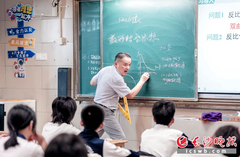 甄刚老师正在讲台上讲课。长沙晚报全媒体记者 邓迪 摄
