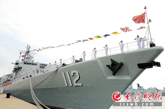 被誉为“中华第一舰”的112舰（舰名：哈尔滨舰）在青岛某军港退出现役。新华社发