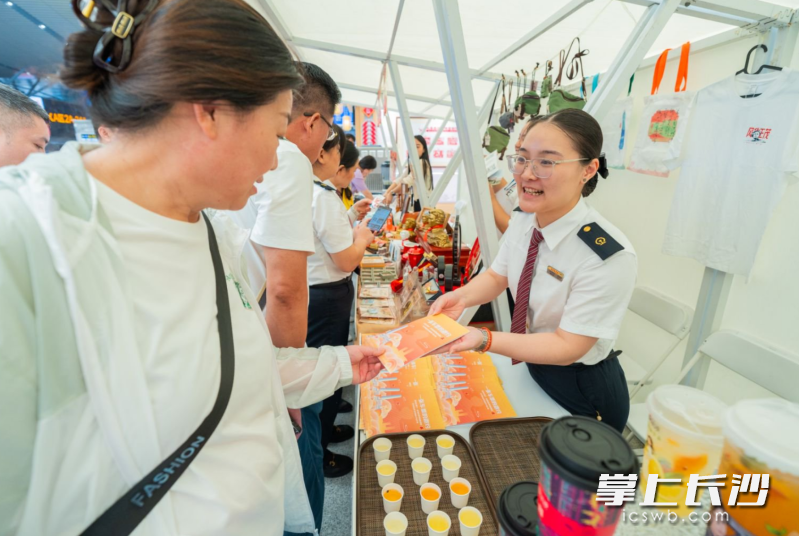 候车旅客在现场了解旅游产品和服务。