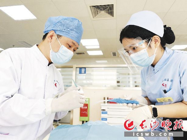 长沙市口腔医院星沙门诊部的医生在为患者进行口腔治疗。 均为医院供图