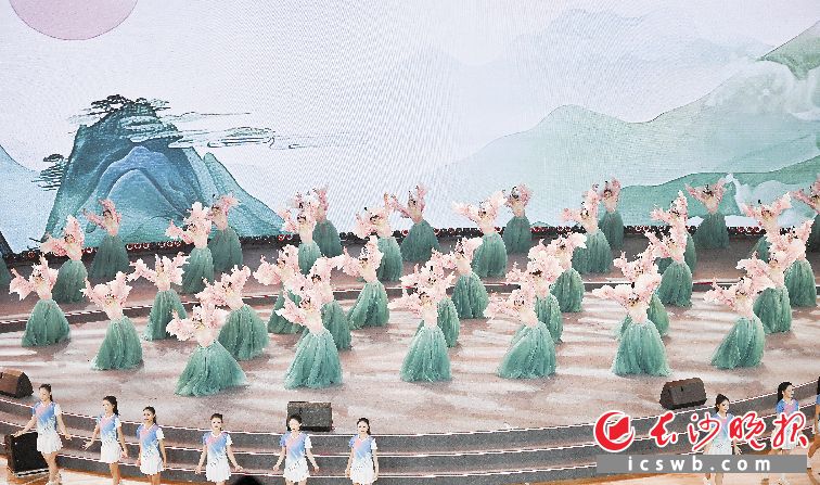 这是闭幕式上的文艺表演。长沙晚报全媒体记者 余劭劼 摄