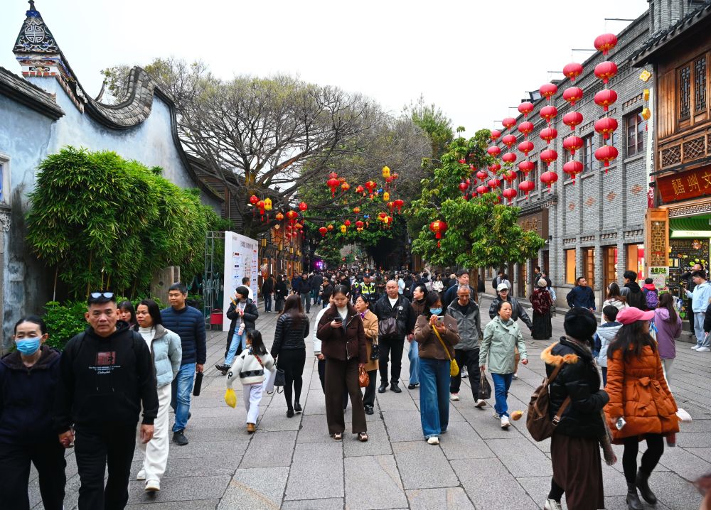 3月3日,市民游客在福州三坊七巷南后街游览。新华社记者 林善传 摄 3月3日,市民游客在福州三坊七巷南后街游览。新华社记者 林善传 摄