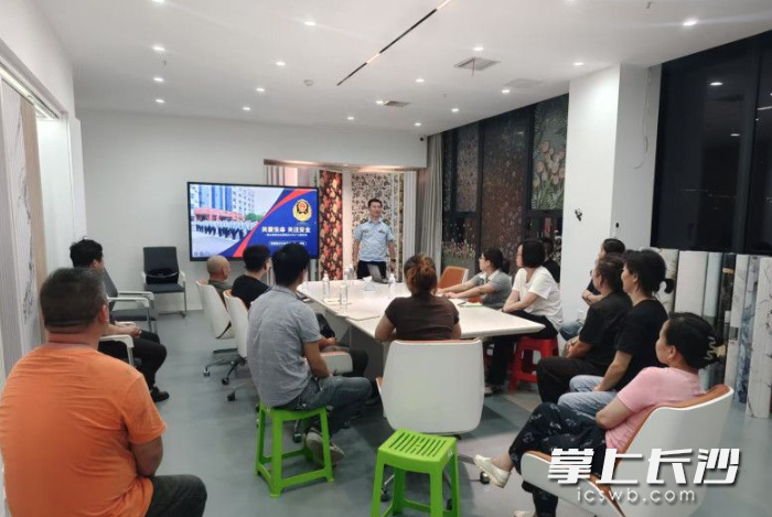 㮾梨综合行政执法大队在湖南宜坤装饰材料有限公司进行安全生产与生态环保专题培训。长沙县行政执法局供图 㮾梨综合行政执法大队在湖南宜坤装饰材料有限公司进行安全生产与生态环保专题培训。长沙县行政执法局供图