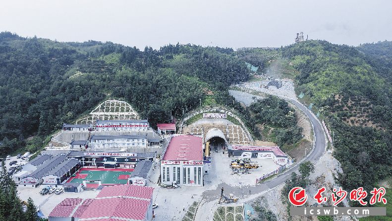 国庆假期，长赣高铁湖南段建设现场热火朝天，5000余名建设者坚守施工一线，全力保障项目建设有序推进，这是建设中的苏家隧道。长沙晚报通讯员 游智宇供图