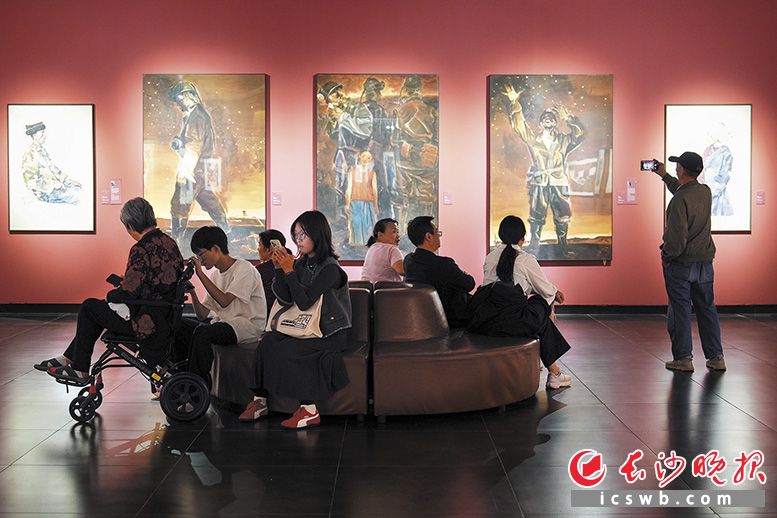 10月1日至4日，李自健美术馆累计接待入馆观展游客45500人次，不少市民趁着国庆假期走进美术馆，在艺术氛围中欢度假期。 长沙晚报全媒体记者 郭雨滴 摄