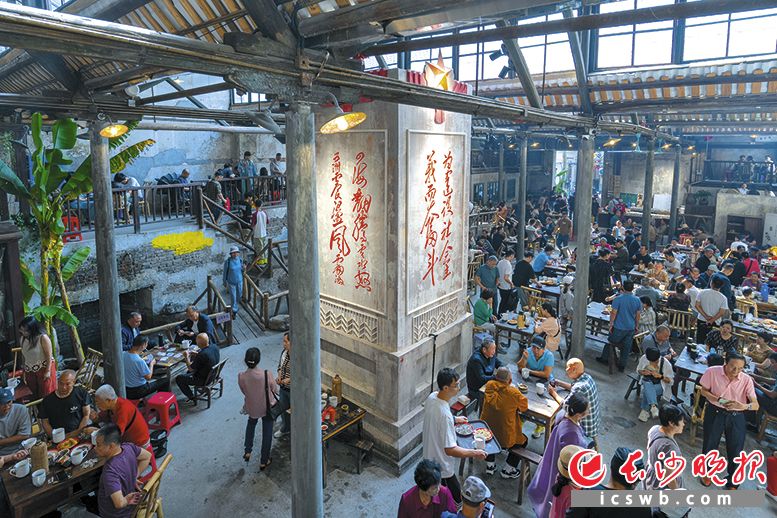 中秋3天加国庆假期，东茅街茶馆再次成为热门打卡地，来打卡的市民游客已经达到15万人次。